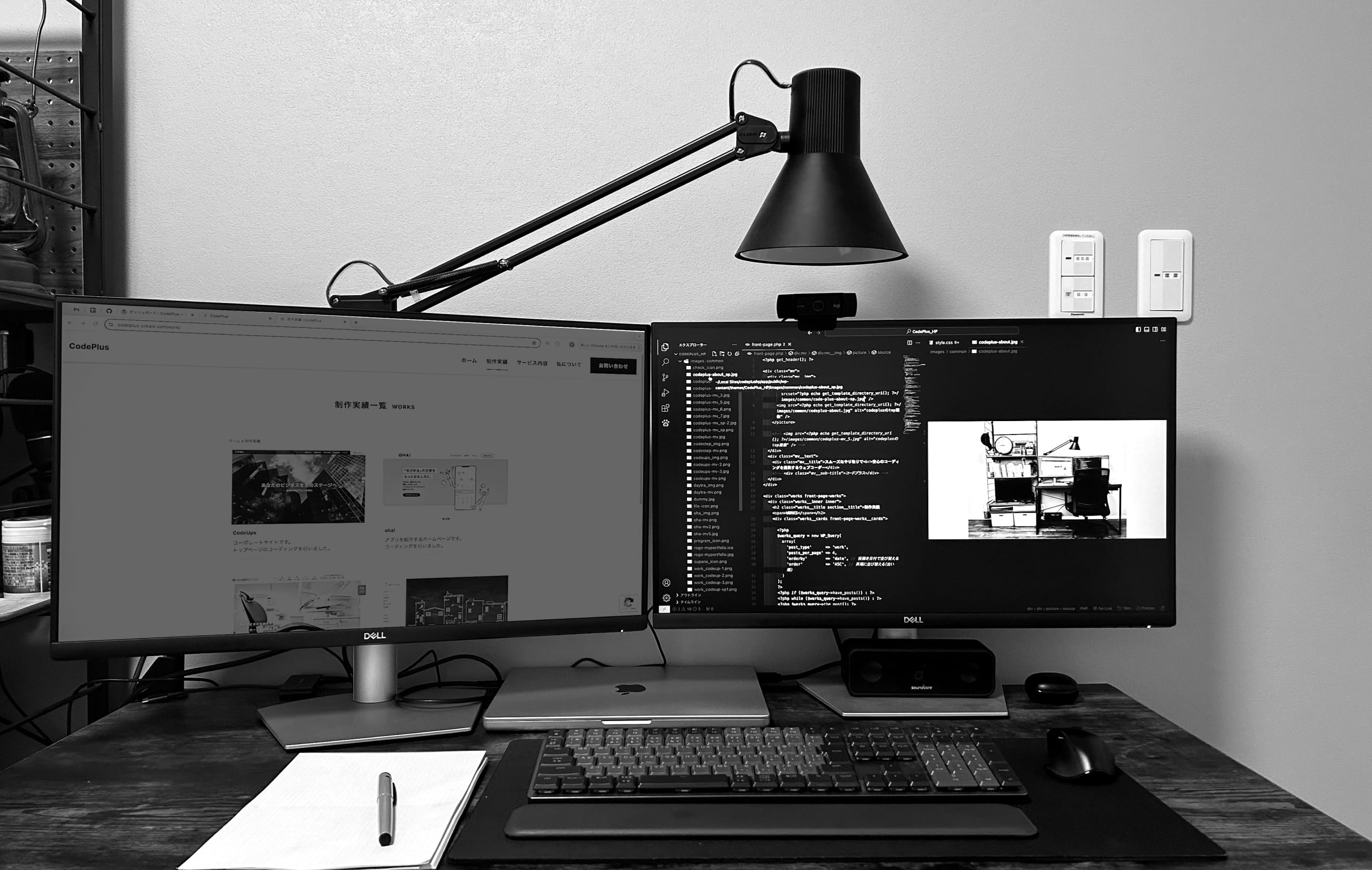 Webサイト制作環境のデスク